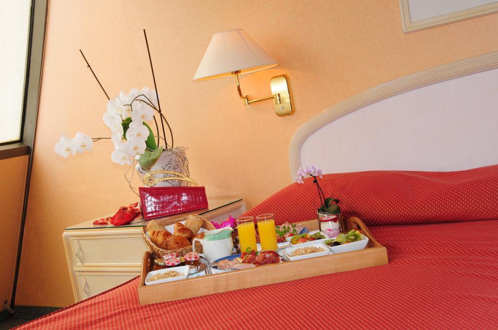Vista Palace Hotel&Beach Resort - Monte Carlo View روكوبرُن كاب مارتي الغرفة الصورة